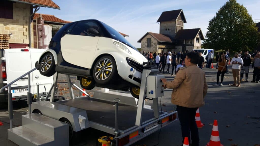 voiture-tonneau-simulateur-retournement-securite-routiere
