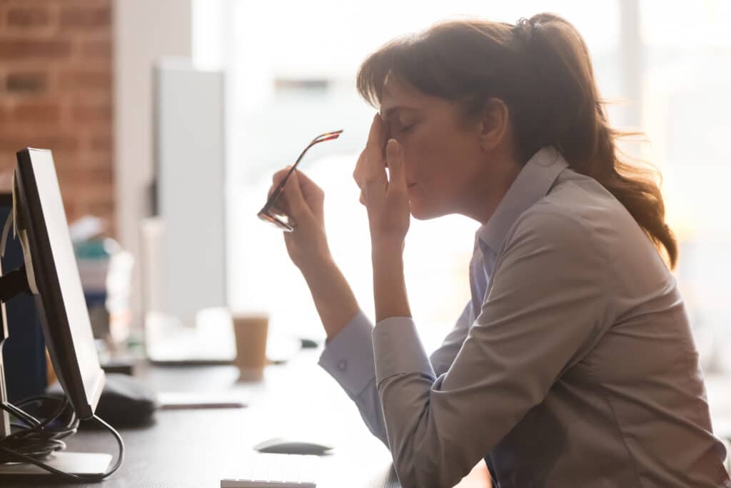 Femme fatiguée visuelle devant écran au travail
